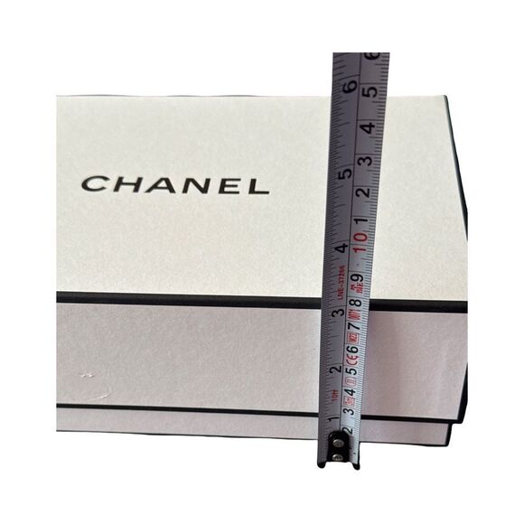 CHANEL GIFT BOX. - Picture 3 of 5